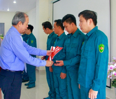 Trung đội Tự vệ Bệnh viện Xuyên Á- Vĩnh Long ra mắt với biên chế 31 chiến sĩ.