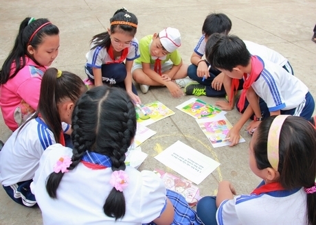 Sẽ triển khai giáo dục của địa phương gắn với hoạt động trải nghiệm nhằm tăng cường hiệu quả giáo dục. Trong ảnh: Học sinh tiểu học tham gia hoạt động giáo dục gắn với trò chơi dân gian.
