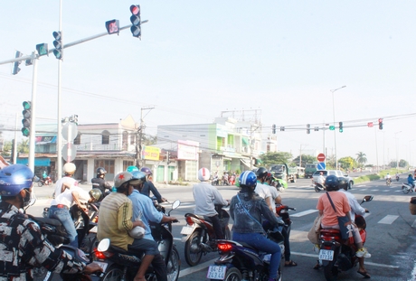 Đèn tín hiệu giao thông trên QL1- đoạn rẽ vào UBND xã Phú Quới giúp qua giao lộ dễ dàng hơn.