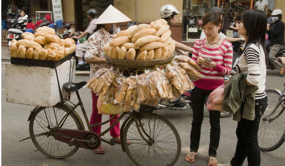 Một xe bánh mì ở Hà Nội - Ảnh: Alamy