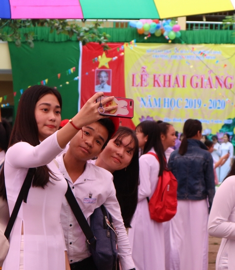 Thu BHYT học sinh ở huyện Trà Ôn nhiều năm liền đều đạt 100%. Trong ảnh: Học sinh Trường Cấp 2-3 Hòa Bình (xã Hòa Bình) trong ngày khai giảng năm học mới.