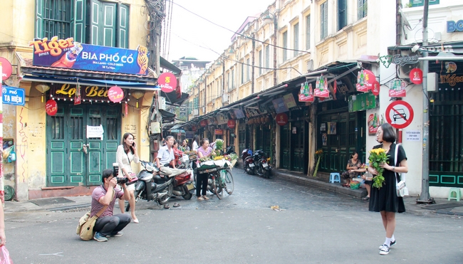 Những dãy nhà cổ trong phố không thể thiếu trong album của các cô gái khi đến Hà Thành.