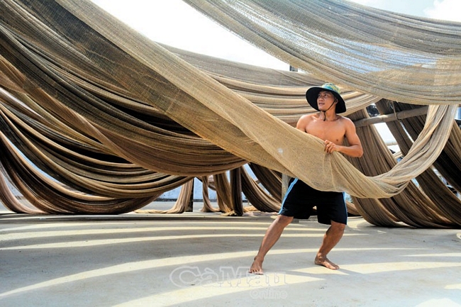 Anh Nguyễn Thanh Nhã, Khóm 3, thị trấn Cái Đôi Vàm làm nghề phơi lưới đáy thuê, mỗi ngày thu nhập từ 200-400 ngàn đồng.