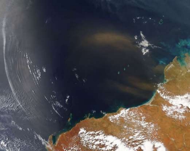 Vùng Tây Australia. Bức ảnh có màu sắc tự nhiên này cho thấy một sự co-kéo phức tạp giữa hệ thời tiết, các đám mây và bụi ngoài khơi phía Tây Australia.