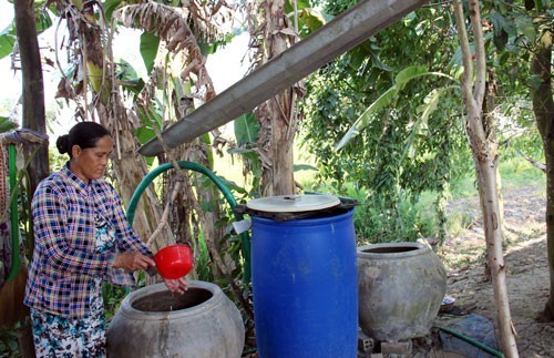 Người dân ĐBSCL trữ nước ngọt đề phòng hạn, mặn Ảnh: CA LINH