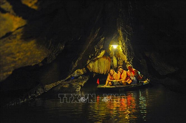  Du khách quốc tế vô cùng thích thú khi tham quan các hang động ở Tràng An.