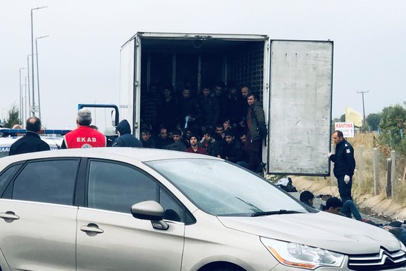 Cảnh sát Hi Lạp phát hiện hàng chục người nhập cư trong thùng xe đông lạnh - Ảnh: REUTERS