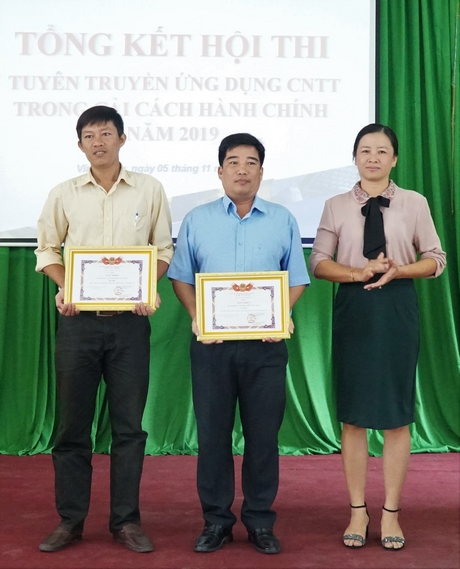 Quyền Giám đốc Sở Thông tin và Truyền thông- Đoàn Hồng Hạnh trao giải nhất cho 2 tập thể.