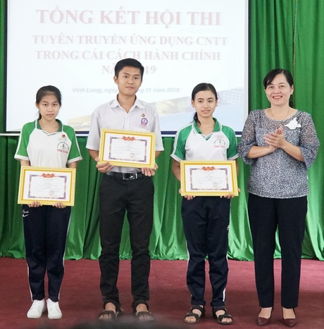  Phó Giám đốc Sở GD- ĐT- Trương Thanh Nhuận trao giải nhất cho 3 cá nhân.