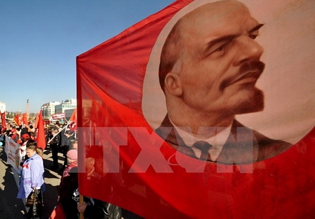 Giương cao ảnh vị lãnh tụ vĩ đại của giai cấp vô sản V.L. Lênin trong một cuộc tuần hành kỷ niệm Cách mạng Tháng Mười Nga ở TP Stavropol...Nguồn: AFP/TTXVN
