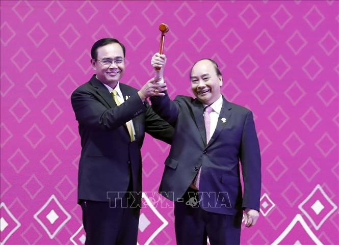 Thủ tướng Nguyễn Xuân Phúc nhận búa Chủ tịch ASEAN từ Thủ tướng Thái Lan Prayuth Chan-o-cha. Ảnh: Thống Nhất/TTXVN