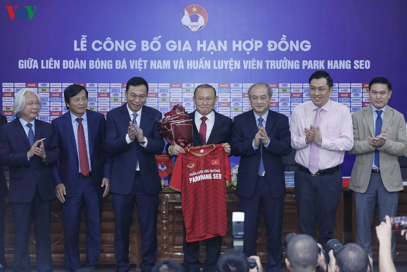 HLV Park Hang Seo chính thức gia hạn hợp đồng, gắn bó với bóng đá Việt Nam thêm 3 năm. (Ảnh: Trần Tiến)