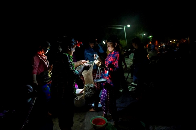 Mua bán cá tại chợ “ma” giữa người dân đánh bắt trên đồng lũ với bạn hàng