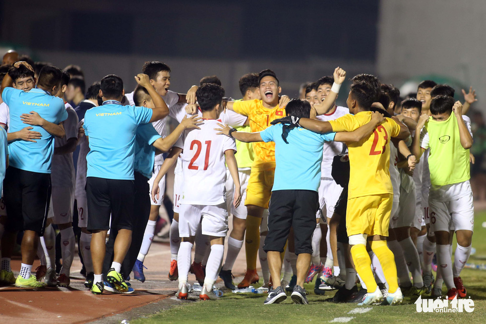 Các cầu thủ U19 Việt Nam ngập tràn niềm vui sau trận đấu - Ảnh: N.K