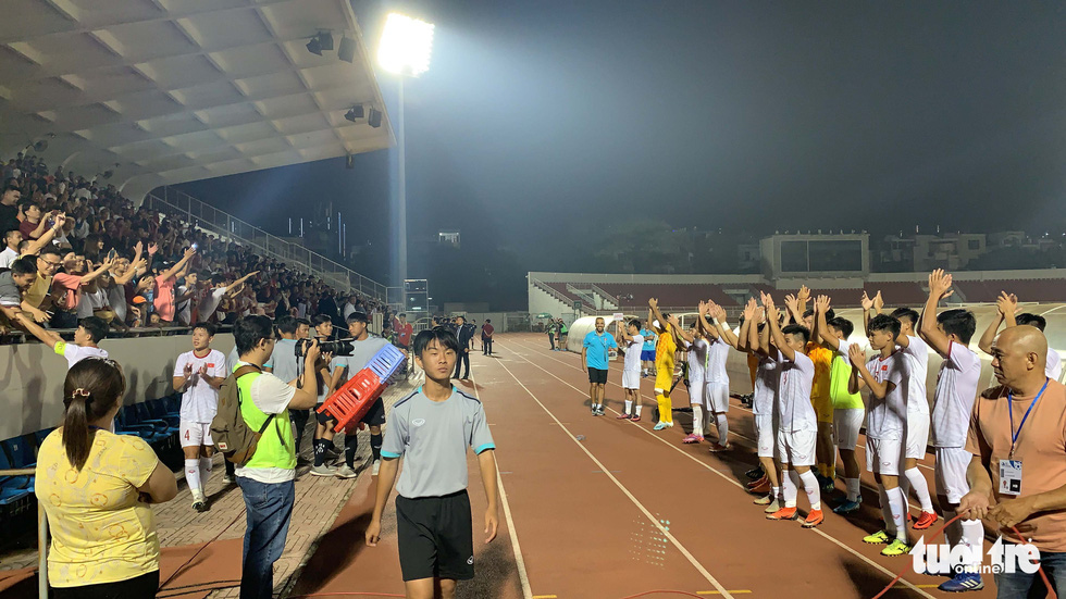 Các cầu thủ U19 Việt Nam chào khán giả sau trận - Ảnh: N.K