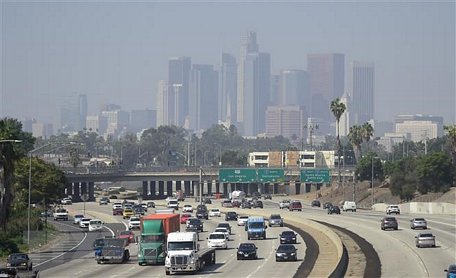 Khói mù ô nhiễm bao phủ bầu trời Los Angeles, California, Mỹ. (Ảnh: AFP/TTXVN)