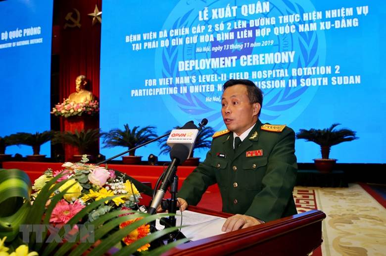  Đại tá Nguyễn Như Cảnh, Phó Cục trưởng Cục Gìn giữ hoà bình Việt Nam báo cáo tình hình thực hiện nhiệm vụ của Bệnh viện dã chiến cấp 2 số 2. (Ảnh: Dương Giang/TTXVN)