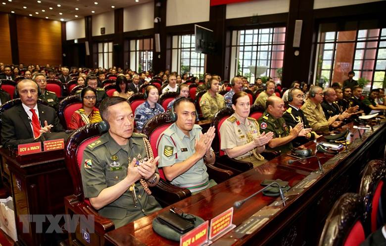  Các đại biểu quốc tế tham dự lễ xuất quân. (Ảnh: Dương Giang/TTXVN)