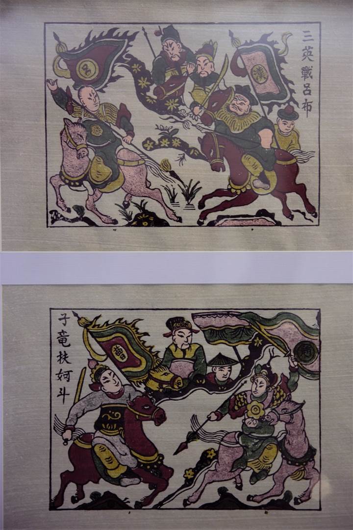  Các bức tranh dân gian Đông Hồ được trưng bày tại triển lãm. (Ảnh: Vi Diệu/Vietnam+)
