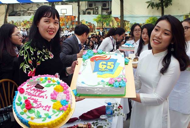  Học sinh trường THPT Việt Đức (Hà Nội) tự tay làm những chiếc bánh gửi tặng cô giáo nhân kỷ niệm ngày Nhà giáo Việt Nam (20/11). (Ảnh: Thanh Tùng/TTXVN)