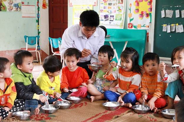  Thầy giáo ở điểm trường Đồng Măng ở xã vùng cao Trung Sơn, huyện Yên Lập (tỉnh Phú Thọ) không chỉ dạy chữ mà còn chăm lo cho trẻ như người mẹ hiền. (Ảnh: TTXVN)