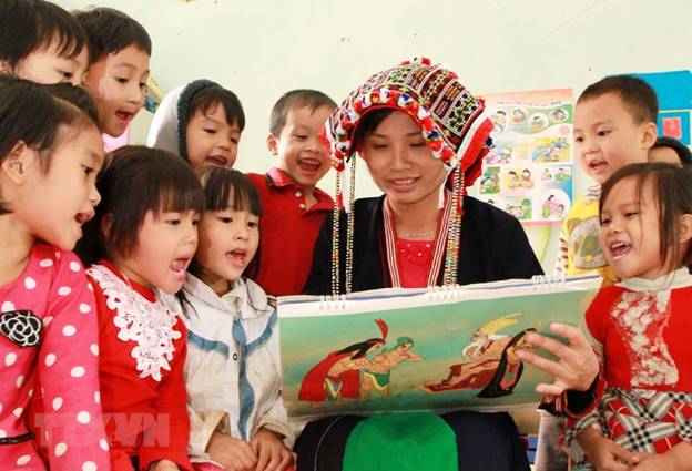  Một giờ kể chuyện cho các em học sinh mầm non ở điểm trường Đồng Măng ở xã vùng cao Trung Sơn, huyện Yên Lập (tỉnh Phú Thọ). (Ảnh: Trung Kiên/TTXVN)