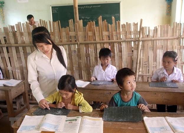  Thiếu phòng học, nhiều điểm trường của Trường Tiểu học Hùng Lợi 1, huyện Yên Sơn phải học ghép lớp và được ngăn bởi những tấm phên nứa. (Ảnh: Quang Cường/TTXVN)