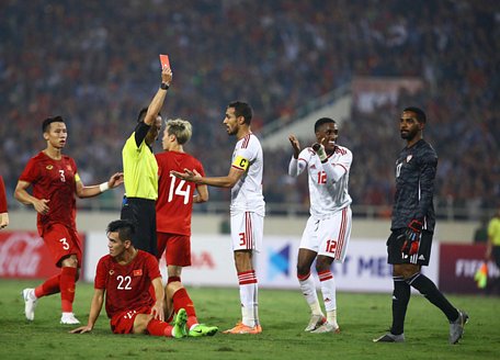 Hậu vệ Khalifa Alhammadi (12) nhận thẻ đỏ - Ảnh: N.KHÁNH