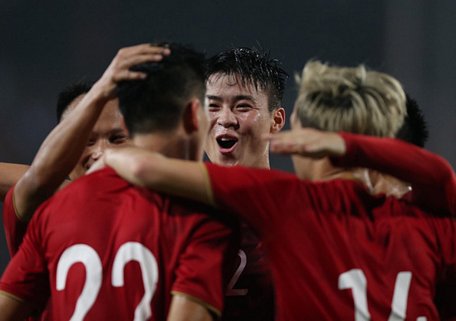  Niềm vui của các cầu thủ Việt Nam sau khi ghi bàn vào lưới UAE - Ảnh: NGUYỄN KHÁNH