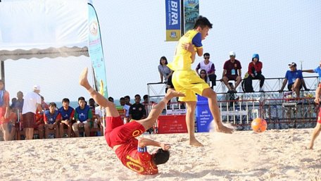 Việt Nam (áo sáng màu) đã vượt qua đội khách mời Trung Quốc 7-5 ở trận ra quân Giải Bóng đá bãi biển Đông Nam Á 2019 . Ảnh: Aseanfootball