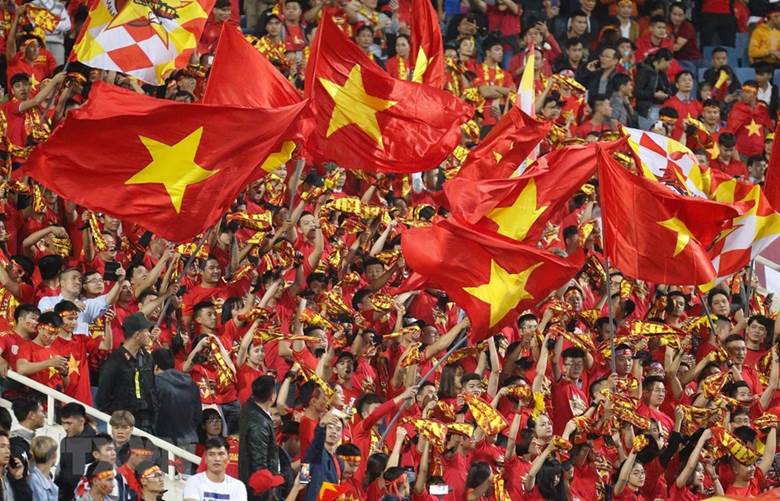  Sân Vận động quốc gia Mỹ Đình phủ kín cổ động viên với màu đỏ và sao vàng để cổ vũ cho đội tuyển Việt Nam giành chiến thắng. (Ảnh: Trọng Đạt/TTXVN)