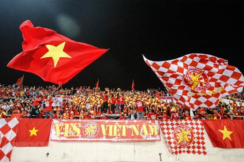Khán giả trên sân Mỹ Đình cổ vũ cuồng nhiệt cho đội tuyển Việt Nam. (Ảnh: Trọng Đạt/TTXVN)