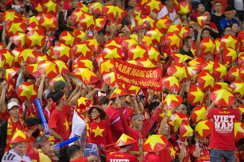  Khán giả trên sân Mỹ Đình cổ vũ cuồng nhiệt cho đội tuyển Việt Nam. (Ảnh: Trọng Đạt/TTXVN)