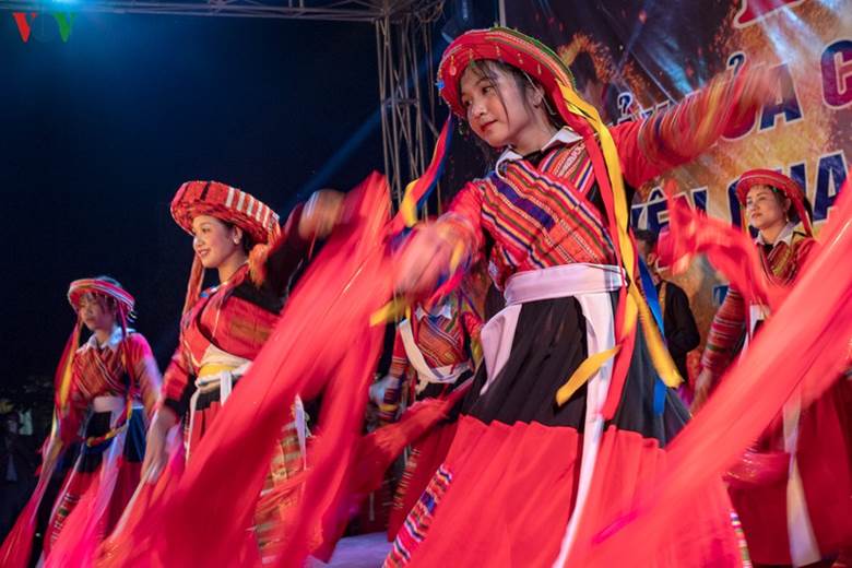 Thiếu nữ Pà Thẻn say sưa trong điệu múa truyền thống để cổ vũ cho những chàng trai tham gia nhảy lửa.