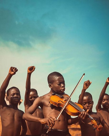 Bức ảnh đẹp nhất năm 2019: Bức “Songs of Freedom” (Những khúc ca tự do) ghi lại hình ảnh những cậu bé đang tận hưởng âm nhạc, do nhiếp ảnh gia Michael Aboya (24 tuổi) đến từ Ghana thực hiện.