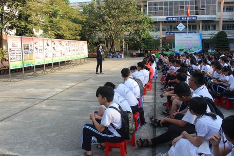 Các em học sinh nghe thuyết minh về chuyên đề “Hồ Chí Minh- Tiểu sử và sự nghiệp”.