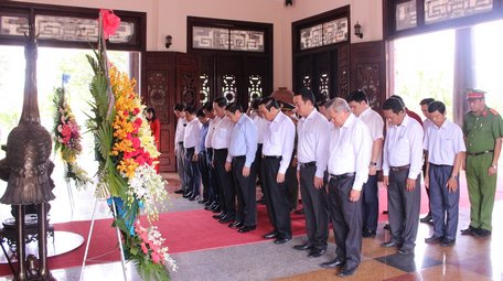 Đoàn dành phút mặc niệm để tưởng nhớ công ơn cố Chủ tịch HĐBT Phạm Hùng