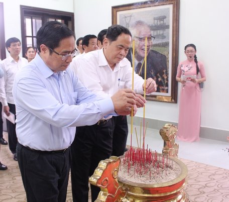 Thắp hương cố Thủ tướng Võ Văn Kiệt