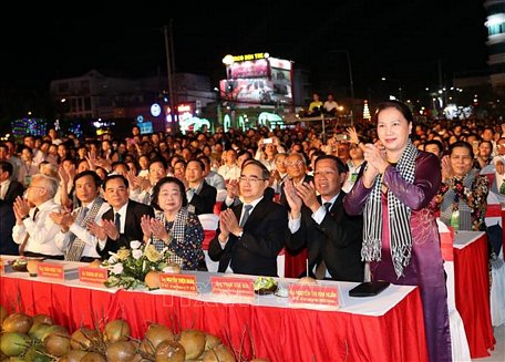 Chủ tịch Quốc hội Nguyễn Thị Kim Ngân và các đại biểu dự khai mạc Lễ hội Dừa tỉnh Bến Tre lần thứ V. Ảnh: Trọng Đức/TTXVN