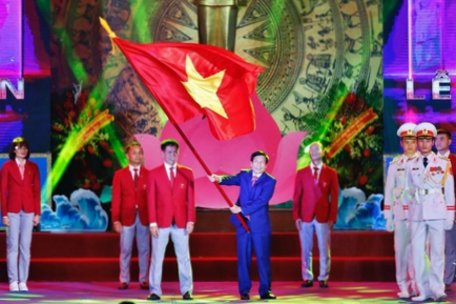 Bộ trưởng Bộ Văn hóa Thể thao và Du lịch Nguyễn Ngọc Thiện trao cờ cho Trưởng đoàn Thể thao Việt Nam. Ảnh: TĐ