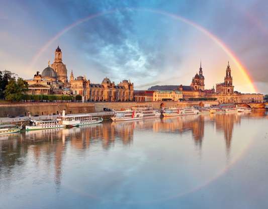  Cầu vồng in bóng dưới nước ở Dresden, Đức.