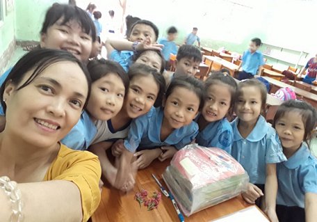 Tác giả và những học trò của mình ở lớp 2/2, Trường Tiểu học Nguyễn Trung Trực năm học 2019- 2020.