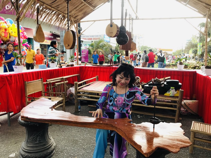 Nhạc cụ hình bản đồ Việt Nam được chế tác từ cây dừa được trưng bày tại lễ hội.