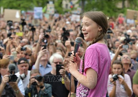  Nhà hoạt động người Thụy Điển Greta Thunberg phát biểu trong cuộc tuần hành vì khí hậu tại Berlin, Đức, ngày 19/7/2019. Ảnh: AFP/ TTXVN
