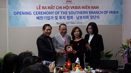 Đại diện Ủy ban Trung ương MMQ Việt Nam trao biểu tượng khối đại đoàn kết toàn dân tộc