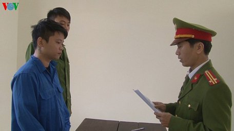 Công an thành phố Huế tống đạt quyết định khởi tố bắt tạm giam Hoàng Minh Sơn.