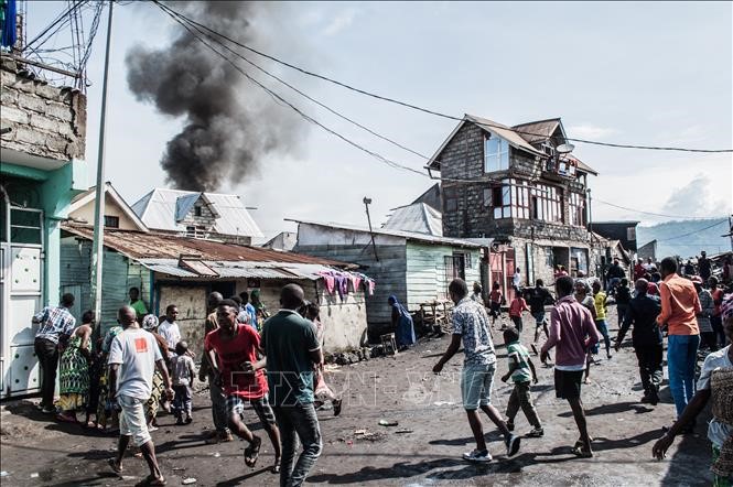 Khói bốc lên từ hiện trường vụ rơi máy bay tại thủ phủ Goma, thuộc tỉnh Bắc Kivu, CHDC Congo ngày 24/11/2019. Ảnh: AFP/TTXVN