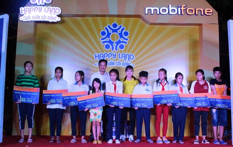 Các học sinh nhận học bổng trong chương trình Happy Land do Mobifone tỉnh Vĩnh Long tổ chức.
