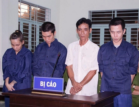 Các bị cáo An, Đại, Bắc, Voòng (từ trái sang) tại phiên tòa sơ thẩm.