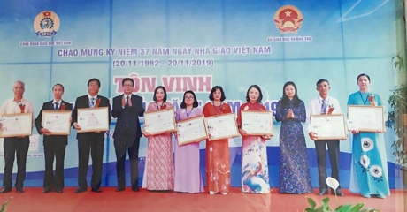 Nhà giáo Lê Thị Ngọc Danh và nhà giáo Trịnh Điền Hải (bên phải ảnh).